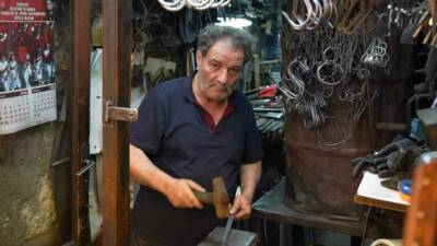 Gaziantep’te yüzyıllardır sürdürülen demircilik mesleğini yaşatmaya çalışan ustalar, kavurucu sıcaklara