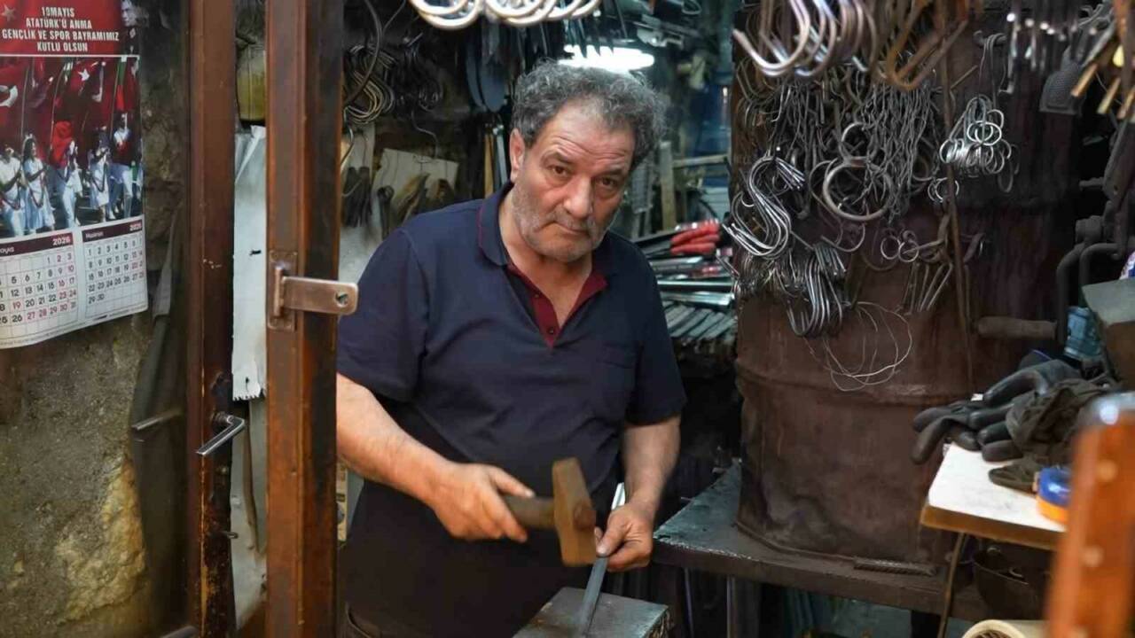 Gaziantep’te yüzyıllardır sürdürülen demircilik mesleğini yaşatmaya çalışan ustalar, kavurucu sıcaklara