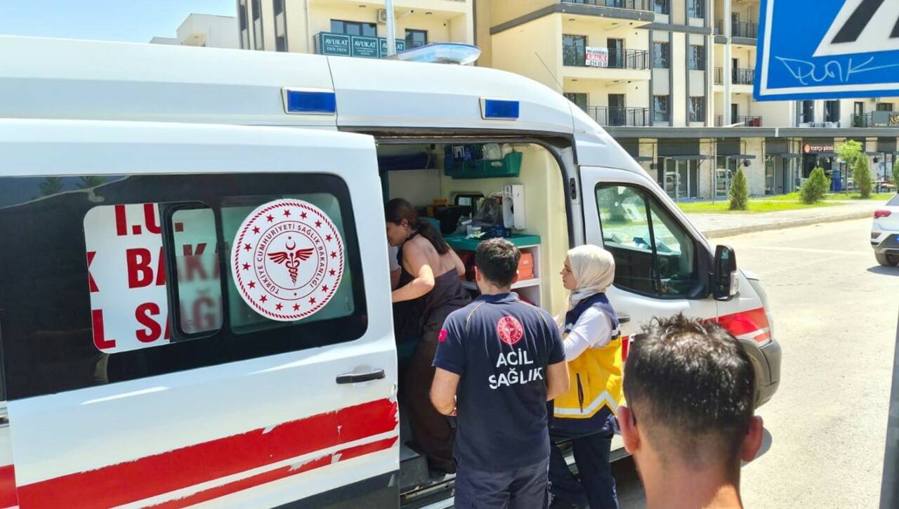 Devrilen motosikletteki 2 kişi yaralandı