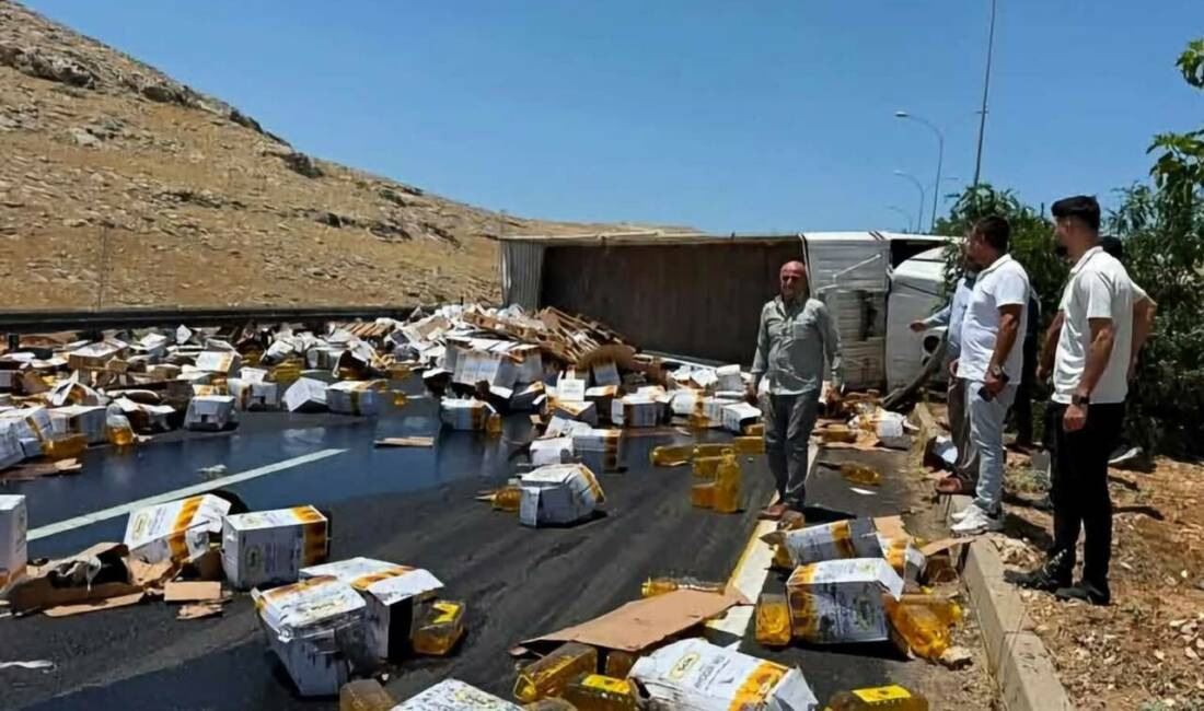Şanlıurfa’da devrilen tırdaki dolu yemeklik yağ bidonları yola saçıldı.