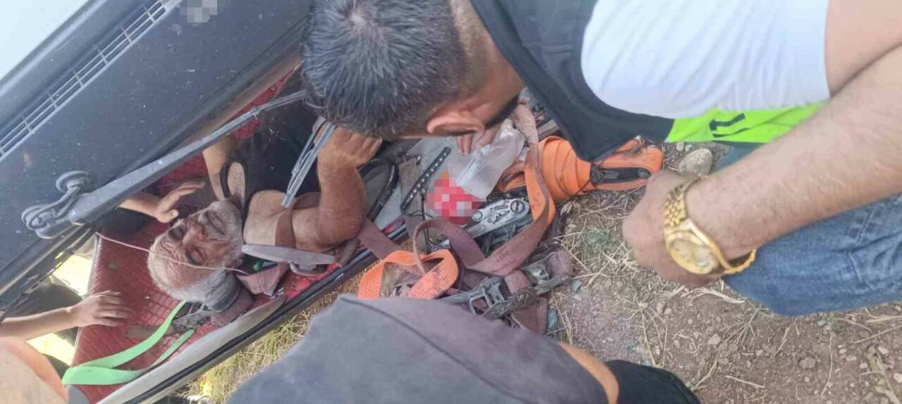 Diyarbakır’ın Bismil ilçesinde kontrolden çıkarak devrilen çekicinin sürücüsü yaralandı.
