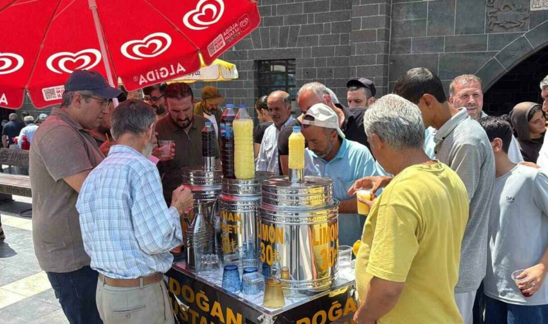 Diyarbakır’da her cuma namazı sonrası hayırsever vatandaşlar tarafından çeşitli yiyecek