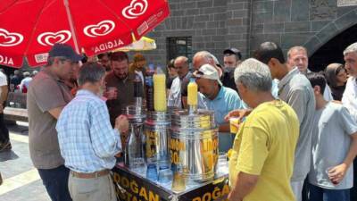 Diyarbakır’da her cuma namazı sonrası hayırsever vatandaşlar tarafından çeşitli yiyecek