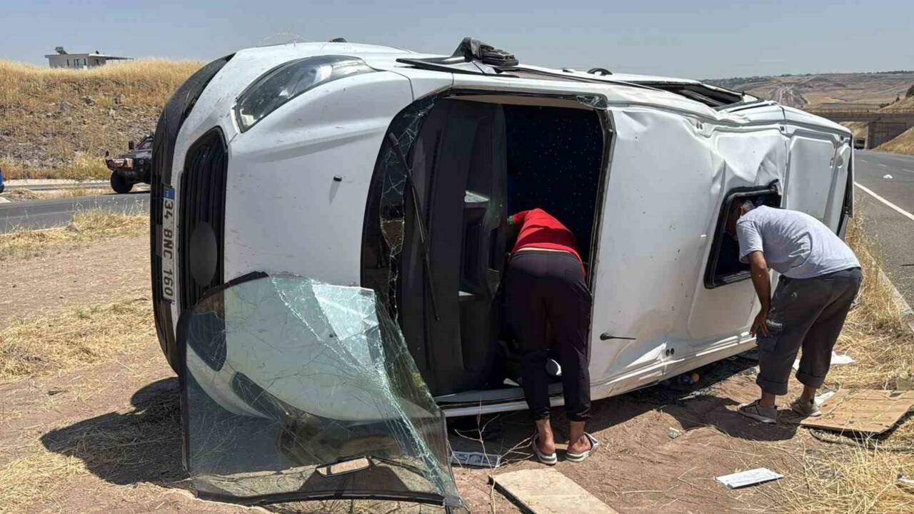 Diyarbakır'da engellileri taşıyan minibüs ile otomobilin çarpışması sonucu 19 kişi