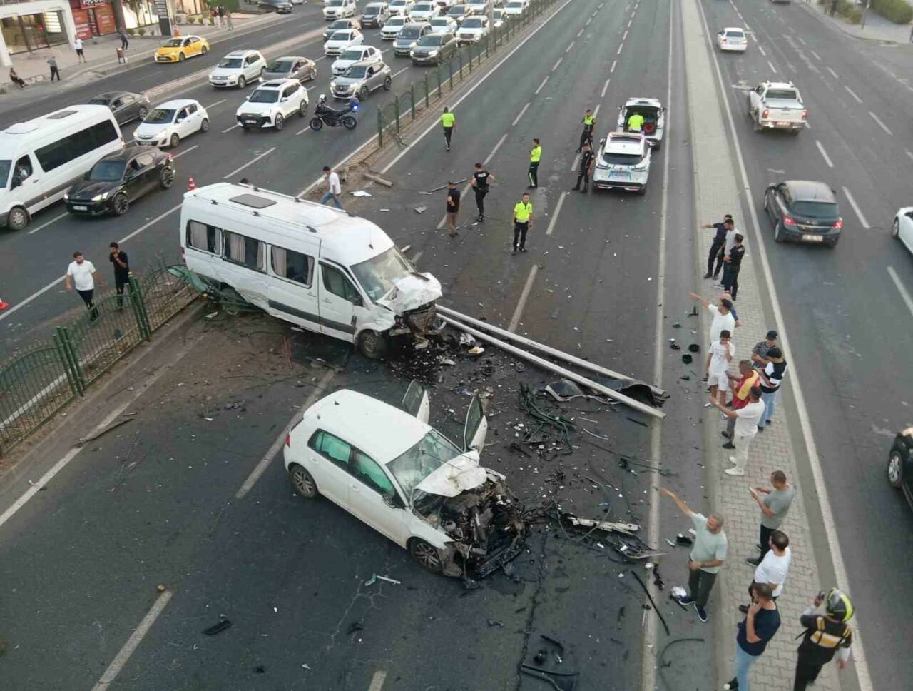 Diyarbakır’da otomobil ile çarpışan minibüs, bariyerleri aşıp karşı şeride geçtikten