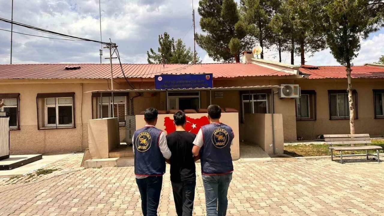 Diyarbakır’da jandarma ekiplerince düzenlenen operasyonlarda haklarında kesinleşmiş hapis cezası bulunan