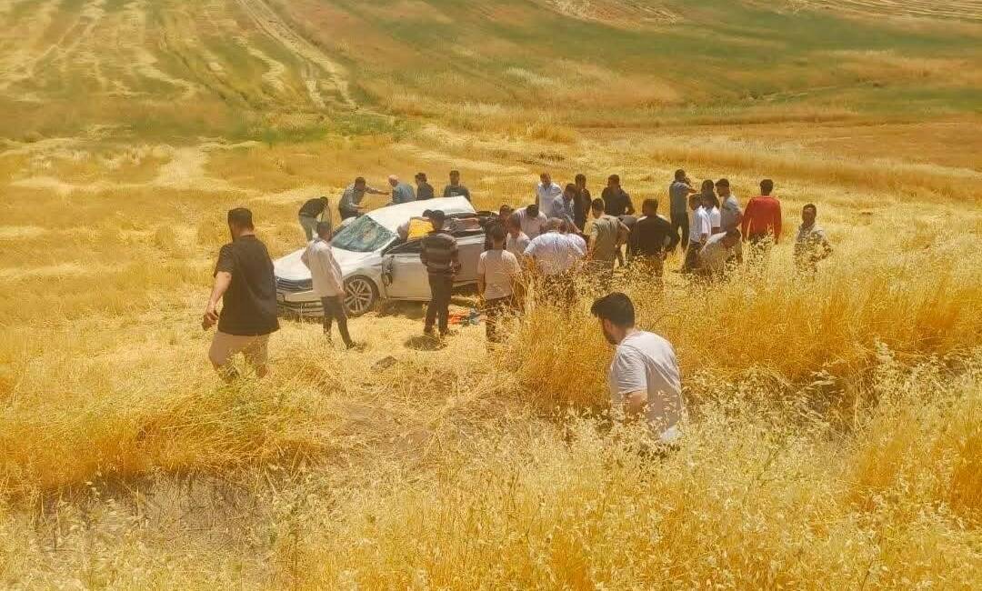 Diyarbakır’ın Silvan ilçesinde otomobilin tarlaya yuvarlanması sonucu meydana gelen trafik
