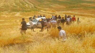 Diyarbakır’ın Silvan ilçesinde otomobilin tarlaya yuvarlanması sonucu meydana gelen trafik