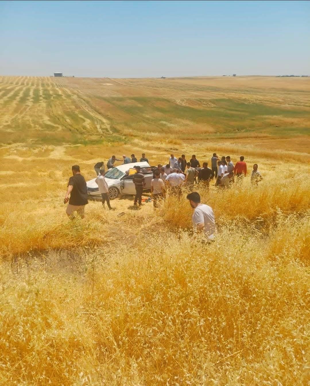 Diyarbakır’ın Silvan ilçesinde otomobilin tarlaya yuvarlanması sonucu meydana gelen trafik