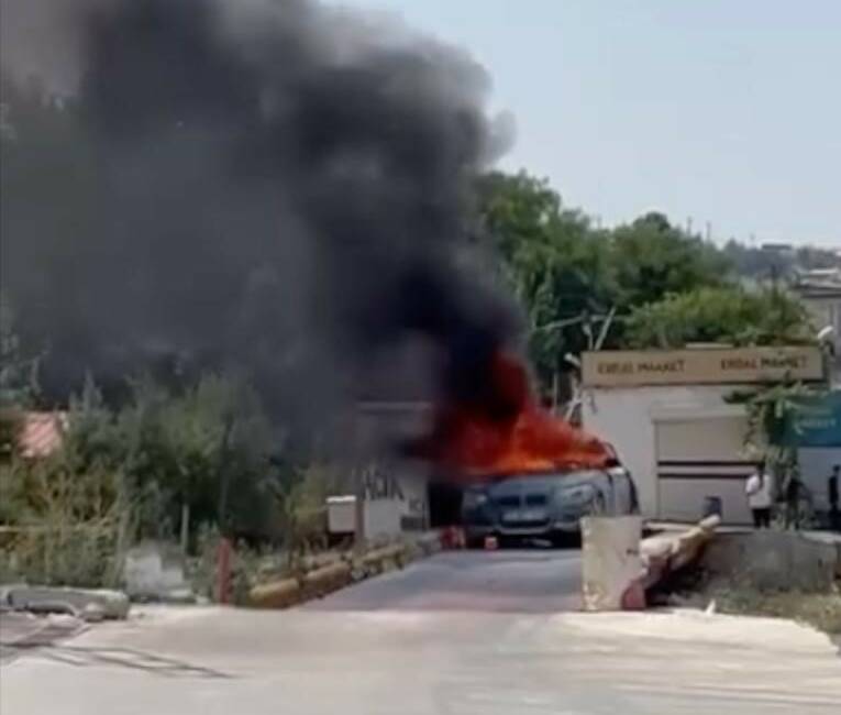 Diyarbakır’ın Sur ilçesinde seyir halindeki araç bir anda alev aldı.