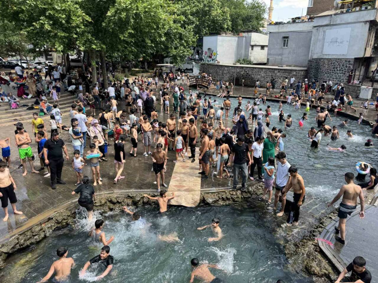 Diyarbakır'da 40 dereceye yaklaşan sıcak havalarda çocuklar, yüzme havuzunun olmadığı