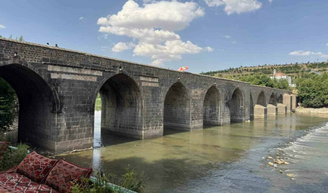 Diyarbakır’ın en gözde mekanlarından olan tarihi On Gözlü Köprü, kentte