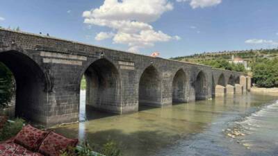 Diyarbakır’ın en gözde mekanlarından olan tarihi On Gözlü Köprü, kentte
