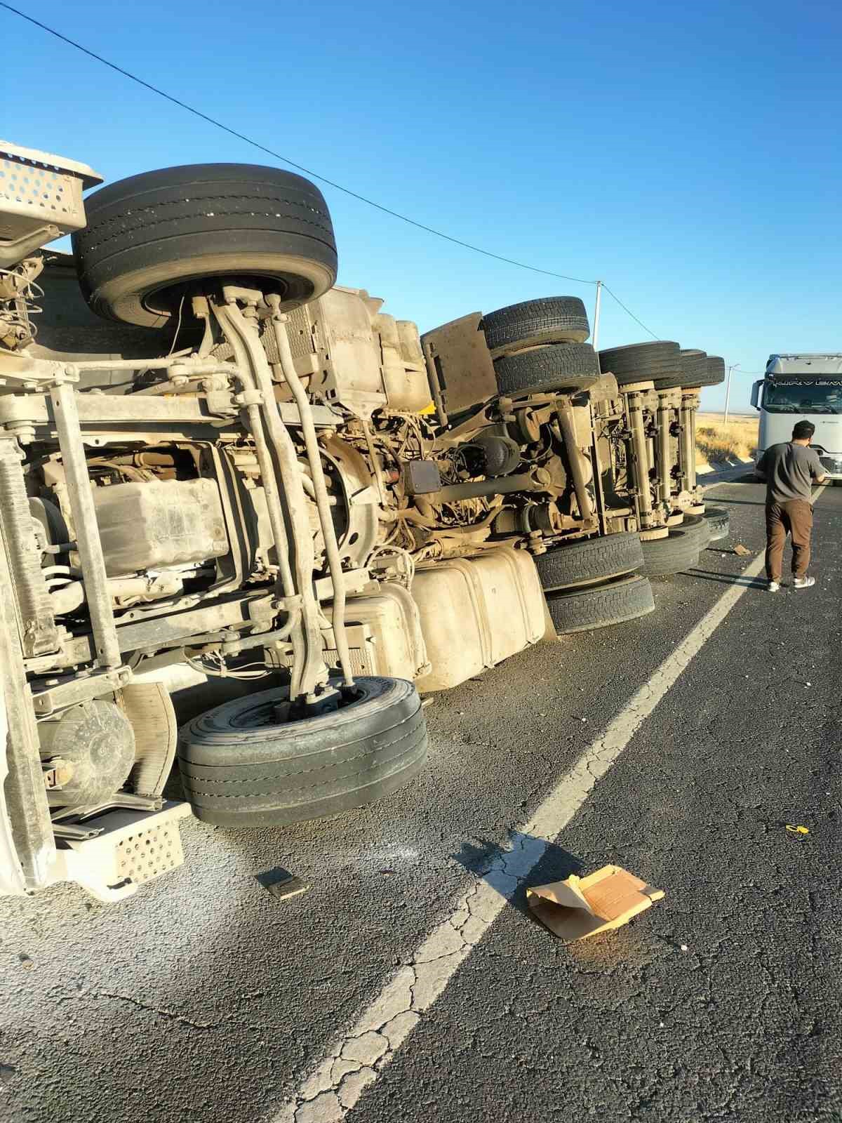 Diyarbakır’da tır şarampole devrildi: 1 yaralı