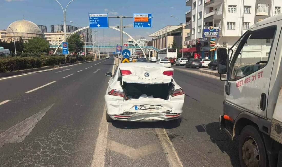 Diyarbakır’da seyir hakindeki araç, önceki otomobile arkadan çarptı. Kazada 7