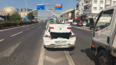 Diyarbakır’da seyir hakindeki araç, önceki otomobile arkadan çarptı. Kazada 7
