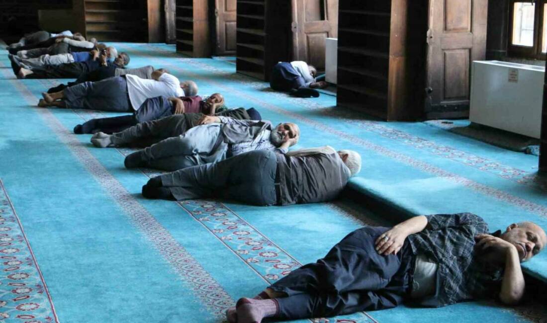 Diyarbakır’a gezmeye gelen yerli turistler hava sıcaklığının 40 dereceyi aşmasıyla
