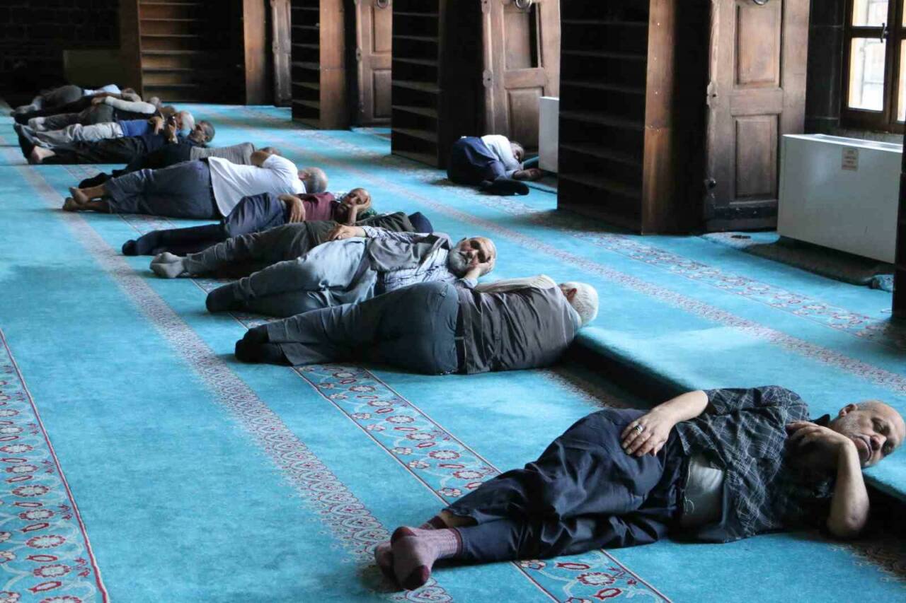 Diyarbakır’a gezmeye gelen yerli turistler hava sıcaklığının 40 dereceyi aşmasıyla