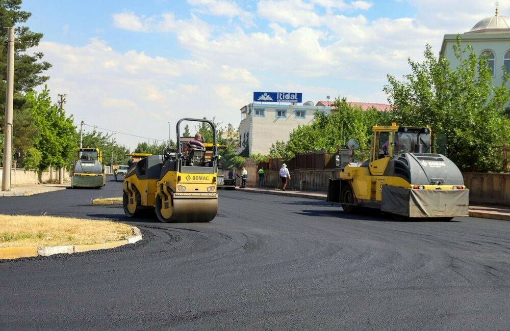 Diyarbakır’da yollar yenileniyor Diyarbakır Büyükşehir Belediyesi, Bağcılar Mahallesi’nde 8 bin metrelik yol ağında
