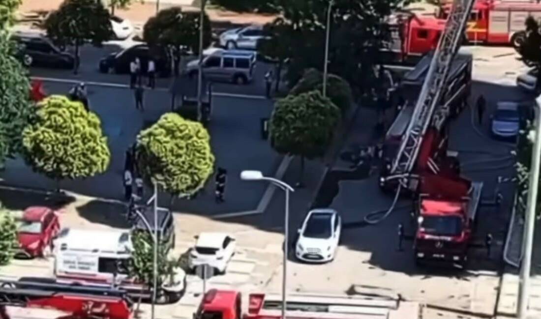 Gaziantep’te 14 katlı apartmanın çatısında çıkan yangını itfaiye söndürdü Gaziantep’te 14 katlı bir apartmanın çatısında çıkan ve paniğe neden