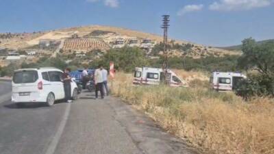 Gaziantep’te hafif ticari araç ile çarpışan otomobilin yol kenarındaki tarlaya