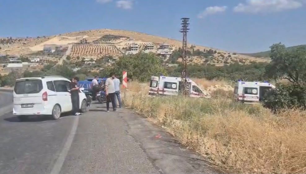 Gaziantep’te hafif ticari araç ile otomobil çarpıştı: 3 yaralı Gaziantep’te hafif ticari araç ile çarpışan otomobilin yol kenarındaki tarlaya