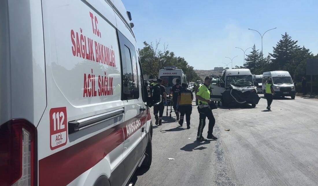 Gaziantep’te işçi servisinin tıra arkadan çarpması sonucu meydana gelen trafik