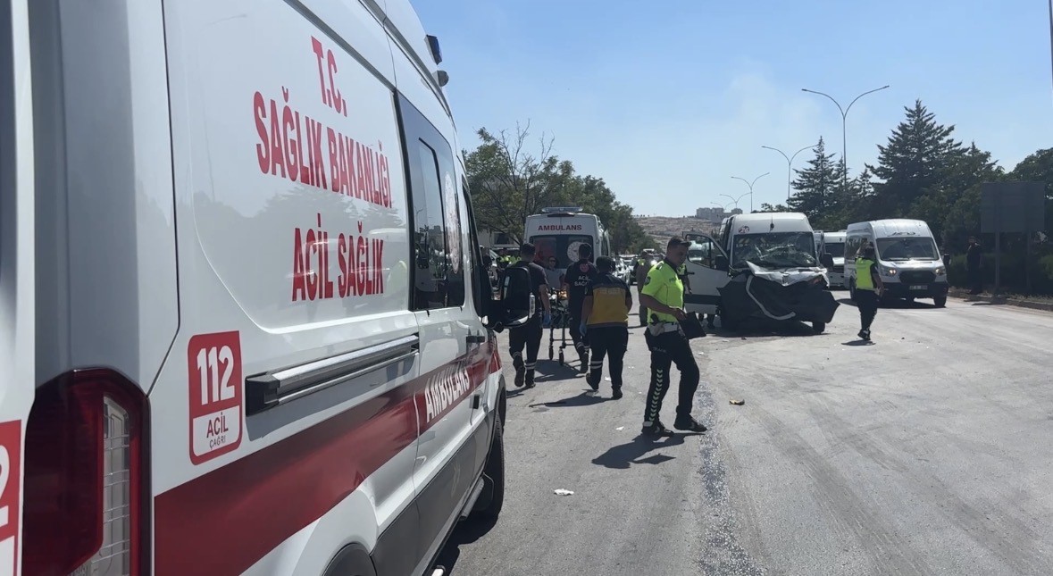 Gaziantep’te işçi servisinin tıra arkadan çarpması sonucu meydana gelen trafik