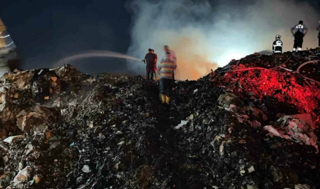 Gaziantep’in Nizip ilçesinde bir kağıt fabrikasında çıkan yangın, itfaiye ekiplerince