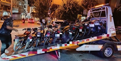 Gaziantep’te motosiklet denetimi: 208 sürücüye 3 milyon 907 bin lira ceza Gaziantep’te gerçekleştirilen motosiklet denetimlerinde kurallara uymayan 208 sürücüye toplam 3