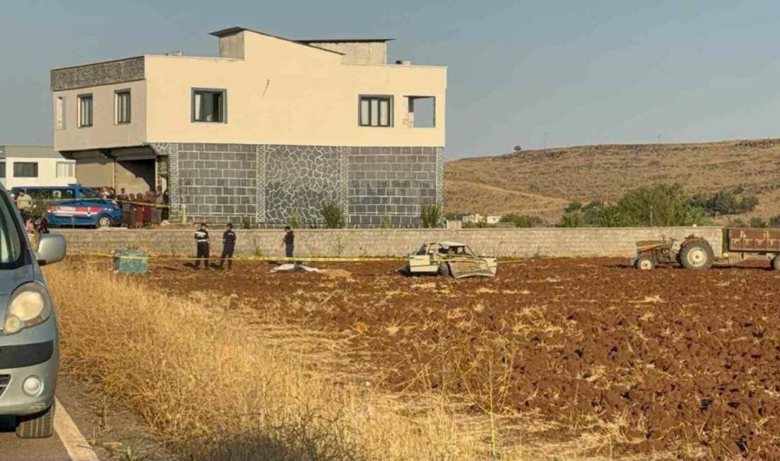 Gaziantep’te kontrolden çıkan otomobil, evin önünde oturanların arasına daldıktan sonra