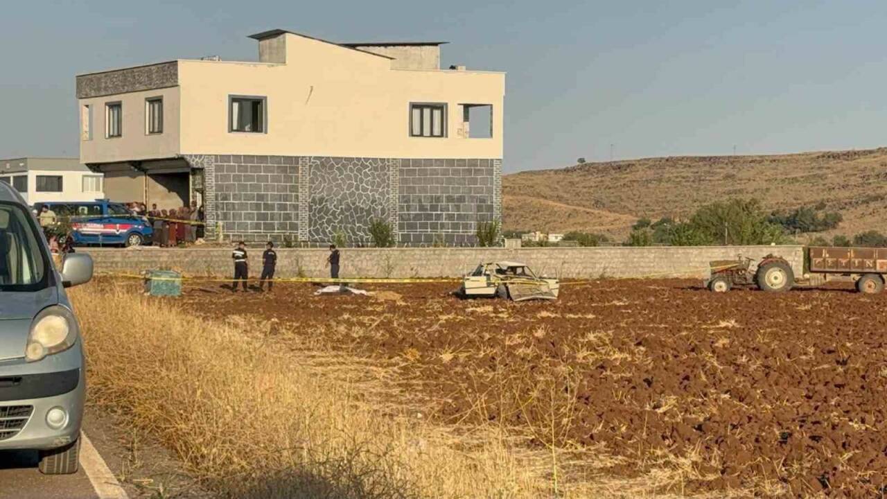 Gaziantep’te kontrolden çıkan otomobil, evin önünde oturanların arasına daldıktan sonra