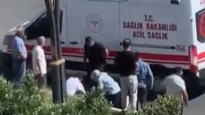 Gaziantep’te refüje çarparak devrilen motosikletin 18 yaşındaki sürücüsü hayatını kaybetti.