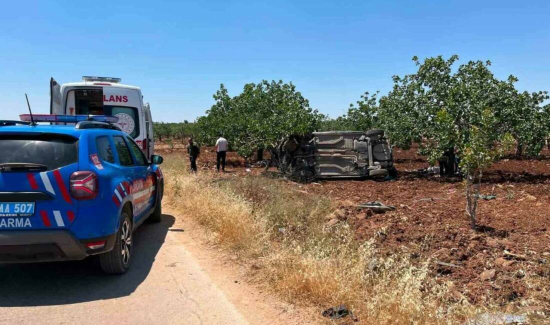 Gaziantep’in Nizip ilçesinde sürücüsünün direksiyon hakimiyetini kaybettiği otomobilin takla atması