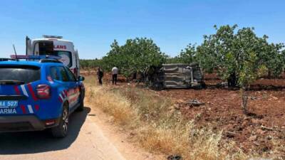 Gaziantep’in Nizip ilçesinde sürücüsünün direksiyon hakimiyetini kaybettiği otomobilin takla atması