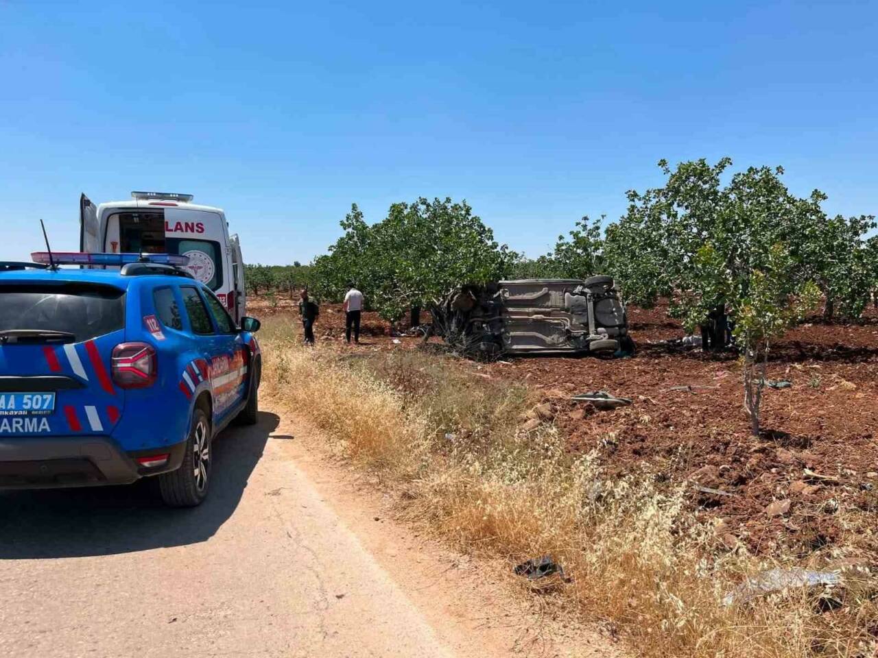 Gaziantep’in Nizip ilçesinde sürücüsünün direksiyon hakimiyetini kaybettiği otomobilin takla atması