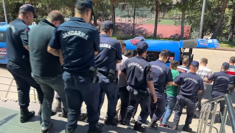 Gaziantep’te uyuşturucu tacirlerine darbe: 14 şahıs tutuklandı Gaziantep’te uyuşturucu tacirlerine yönelik operasyonda yakalanan 70 şüpheliden 14’ü tutuklandı.