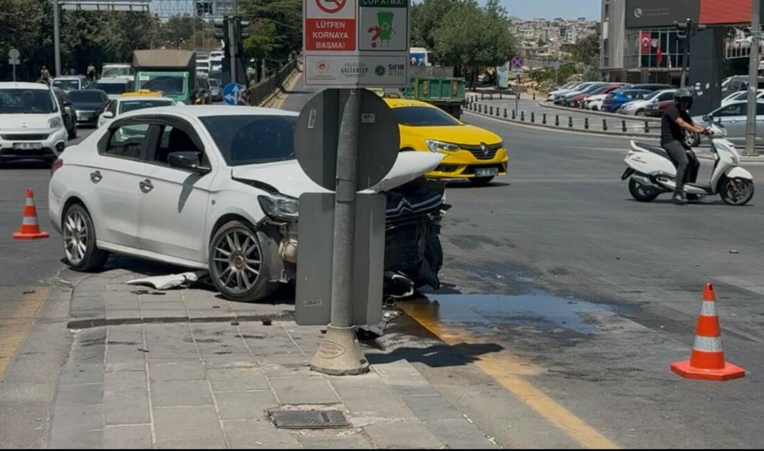 Gaziantep’te zincirleme kaza: 3 araç hasar gördü Gaziantep’te kavşakta meydana gelen zincirleme trafik kazasında 3 otomobil çarpıştı.