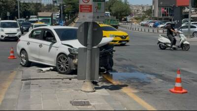 Gaziantep’te kavşakta meydana gelen zincirleme trafik kazasında 3 otomobil çarpıştı.