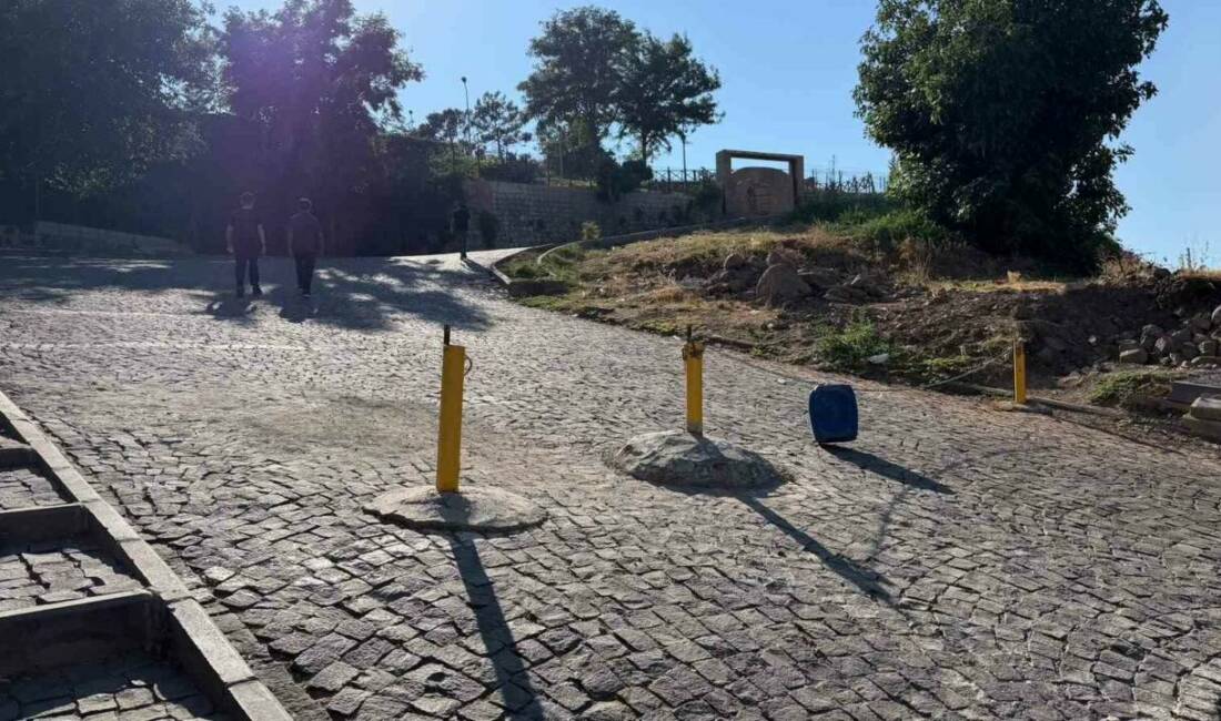 Şanlıurfa’nın Siverek ilçesinde tarihi Siverek Kalesi’ne çıkan yola araç girişini
