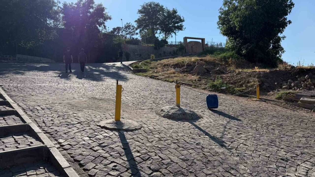 Şanlıurfa’nın Siverek ilçesinde tarihi Siverek Kalesi’ne çıkan yola araç girişini