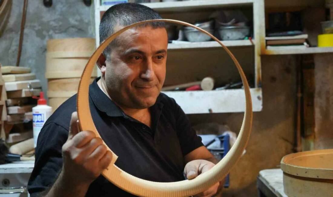 Gaziantep Bakırcılar Çarşısı’nda 30 yıldır geleneksel yöntemlerle elek üreten Mustafa