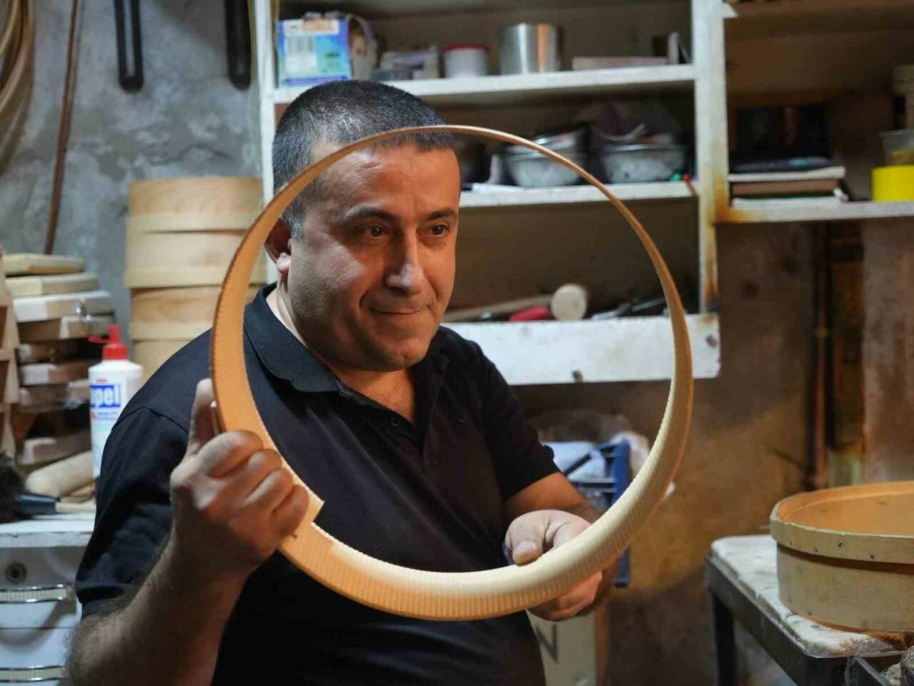 Gaziantep Bakırcılar Çarşısı’nda 30 yıldır geleneksel yöntemlerle elek üreten Mustafa