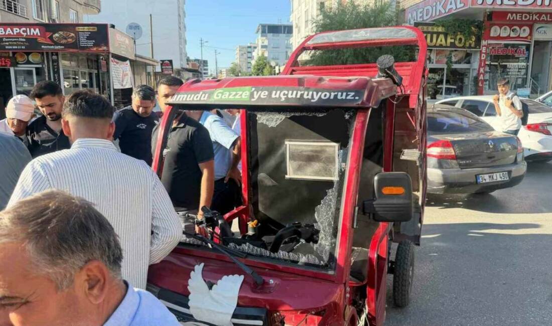 Adıyaman'ın Kahta ilçesinde elektrikli motosiklet ile hafif ticari aracın çarpışması
