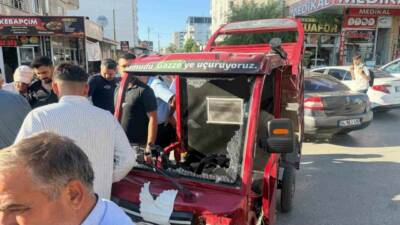 Adıyaman'ın Kahta ilçesinde elektrikli motosiklet ile hafif ticari aracın çarpışması