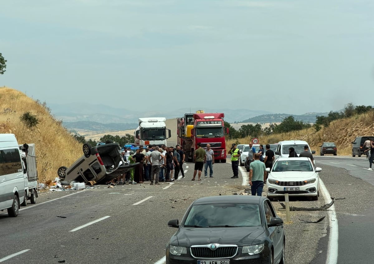 Gölbaşı'nda hafif ticari aracın kontrolden çıkması sonucunda meydana gelen kazada