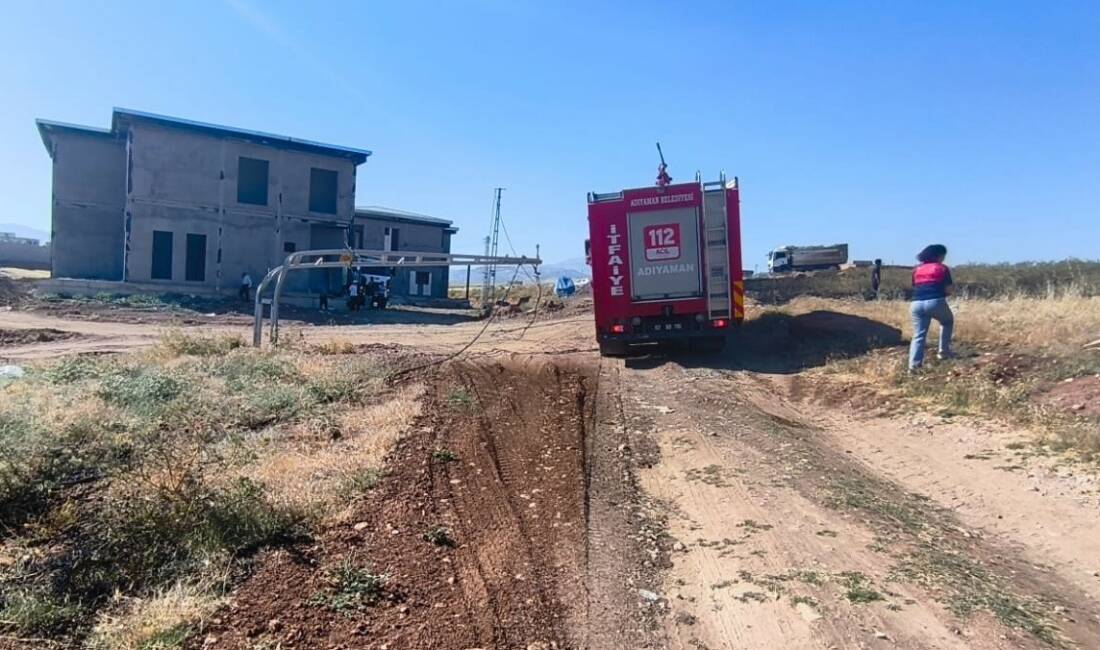 Hafriyat kamyonu elektrik tellerini kopardı Adıyaman’da bir hafriyat kamyonuna takılarak kopan elektrik telleri yangına neden