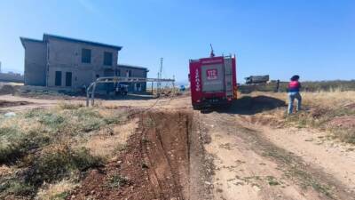 Adıyaman’da bir hafriyat kamyonuna takılarak kopan elektrik telleri yangına neden