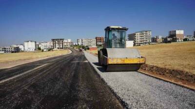 Adıyaman’ın Kahta ilçe Belediyesi, ilçe genelinde sürdürdüğü yol yapım, bakım