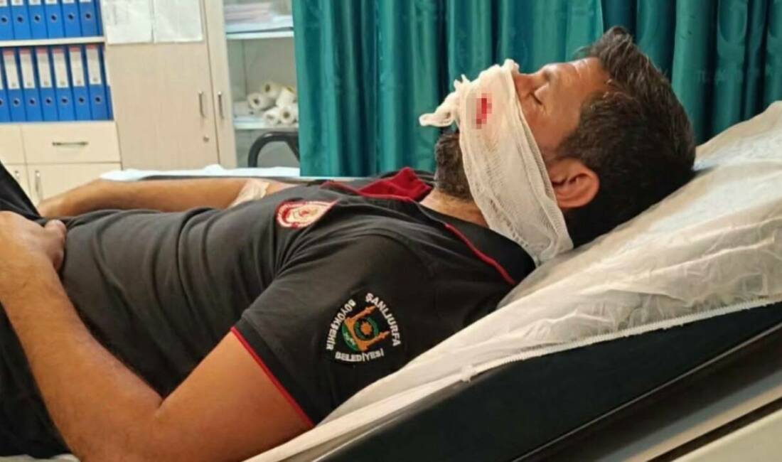 Şanlıurfa’nın Birecik ilçesinde itfaiye aracının lastiğinin hava basılırken patlaması sonucu